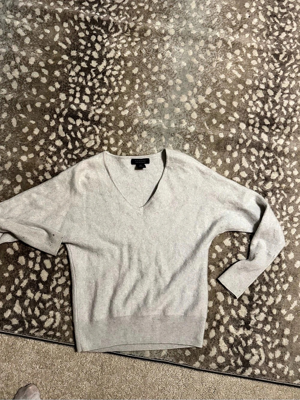 Tahari 100% 2-Ply Cashmere V-Neck Sweater Gray